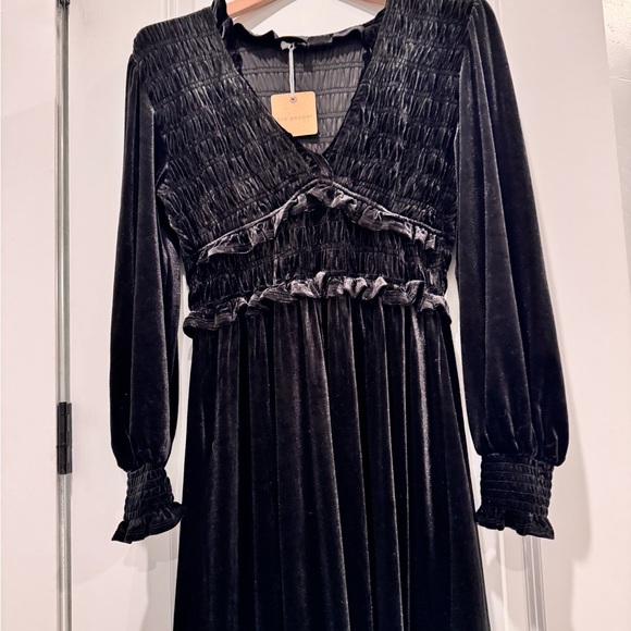 Elegant Black Velvet Dress - Picture 3 of 3